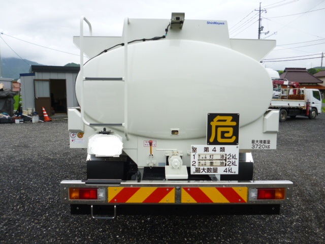 日野３ｔワイドタンクローリー　新古車　日野／新明和