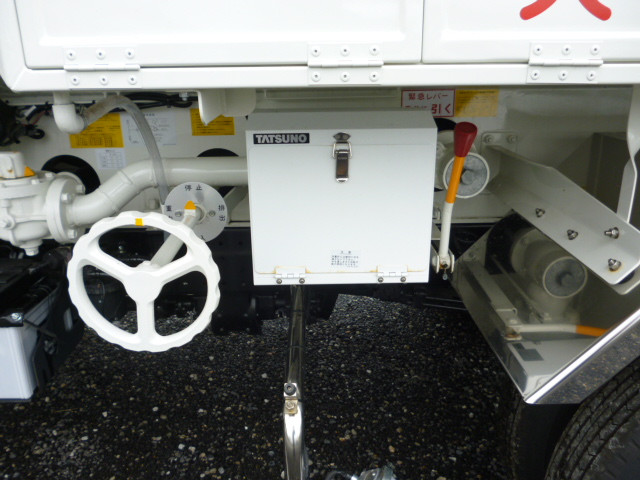 日野３ｔワイドタンクローリー　新古車　日野／新明和