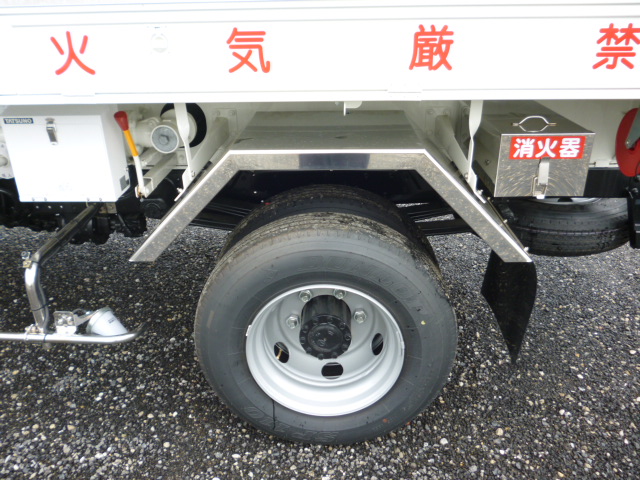 日野３ｔワイドタンクローリー　新古車　日野／新明和
