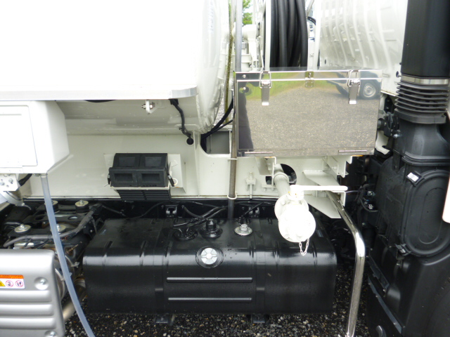 日野３ｔワイドタンクローリー　新古車　日野／新明和