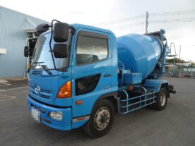 日野増トンミキサー車3.2立米/カヤバ