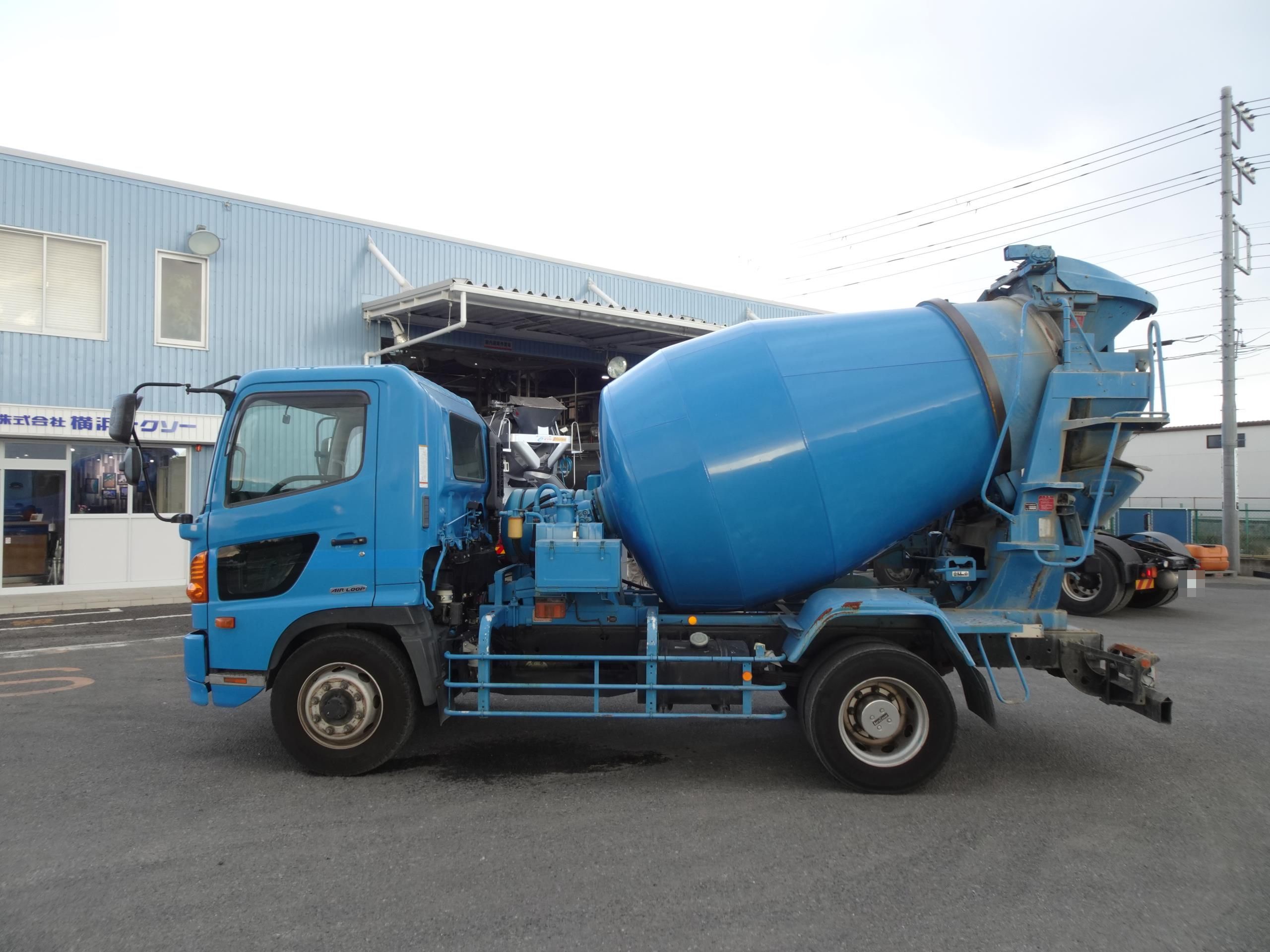 日野増トンミキサー車3.2立米／カヤバ
