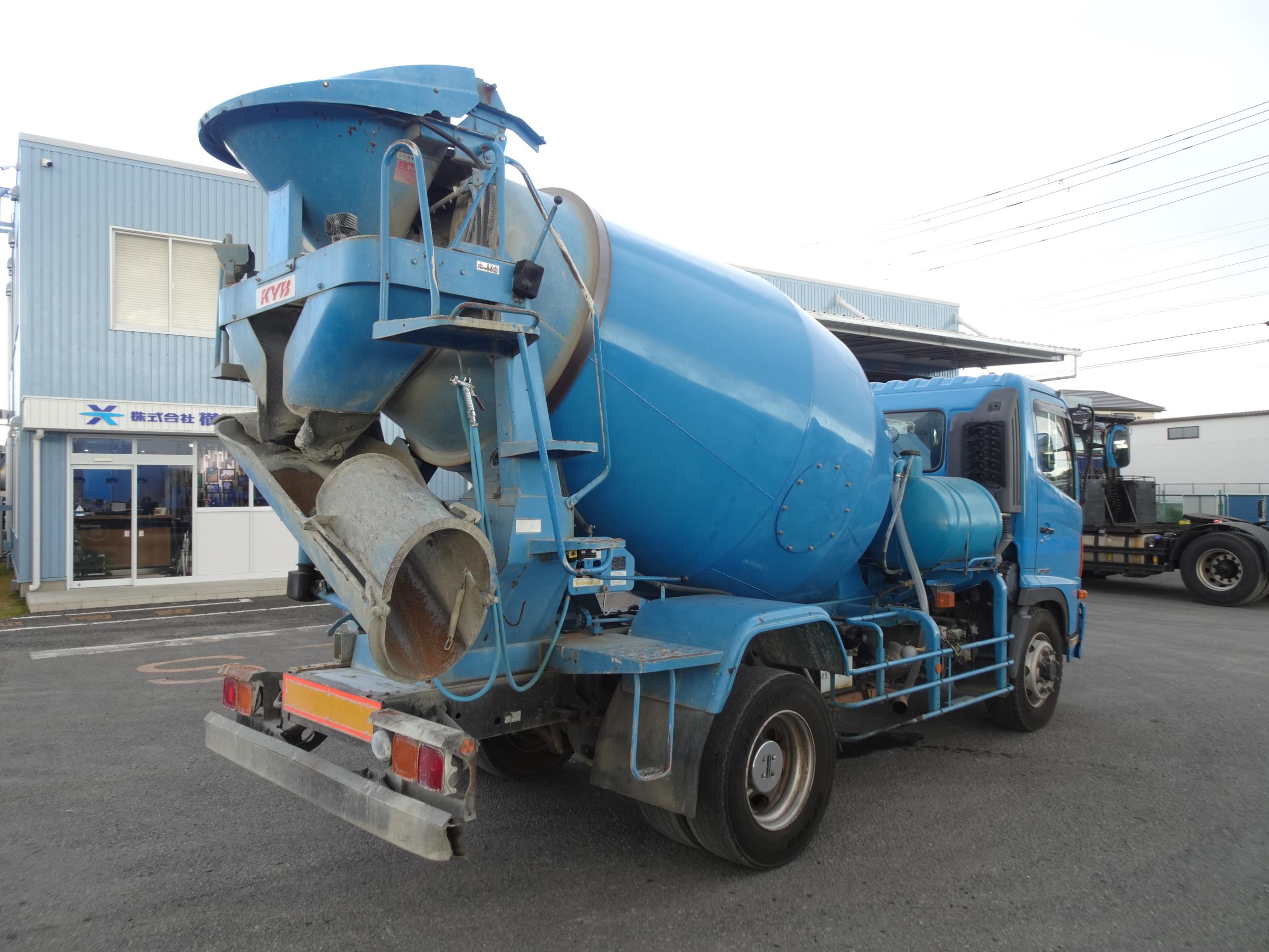 日野増トンミキサー車3.2立米／カヤバ