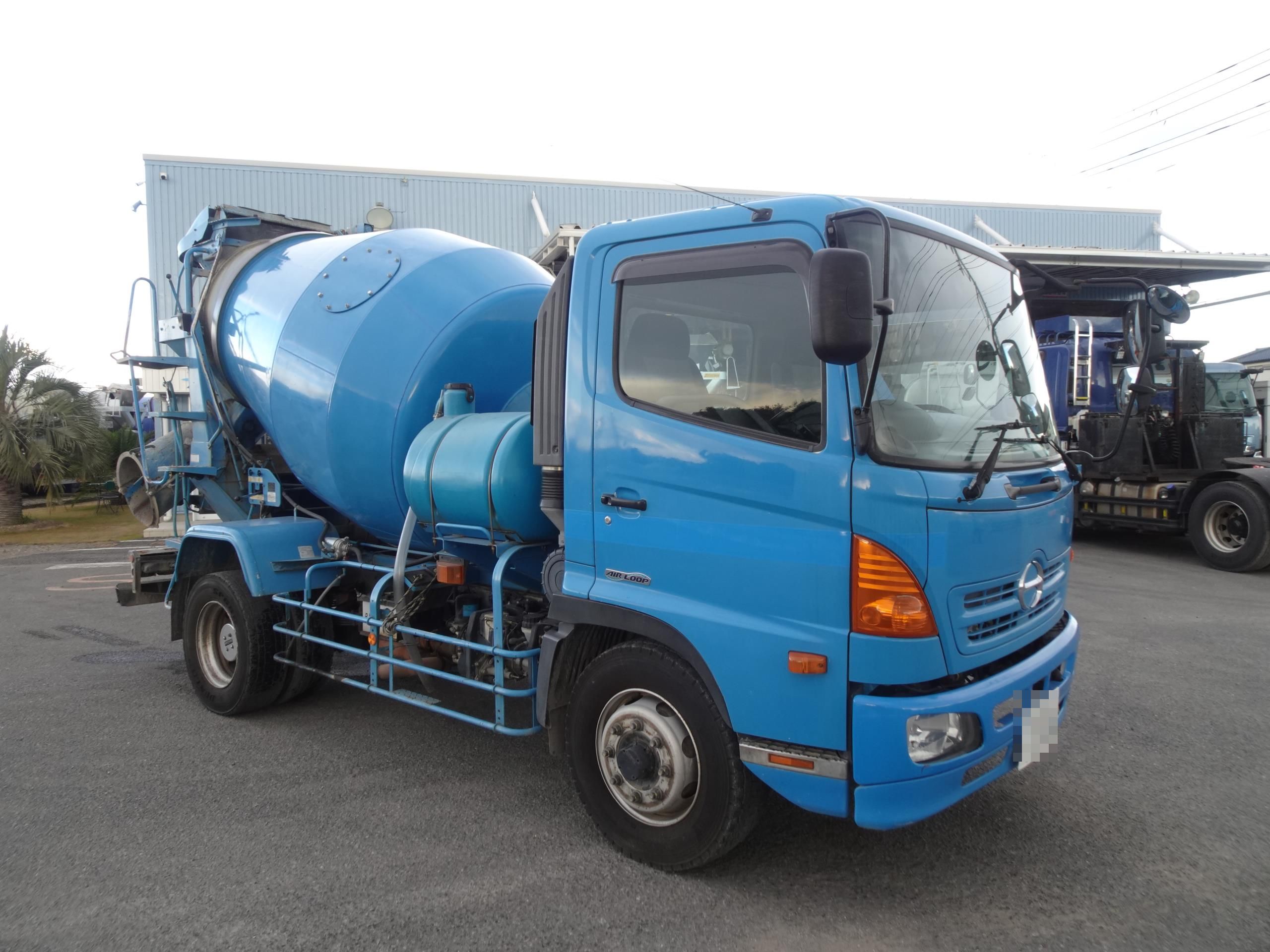 日野増トンミキサー車3.2立米／カヤバ