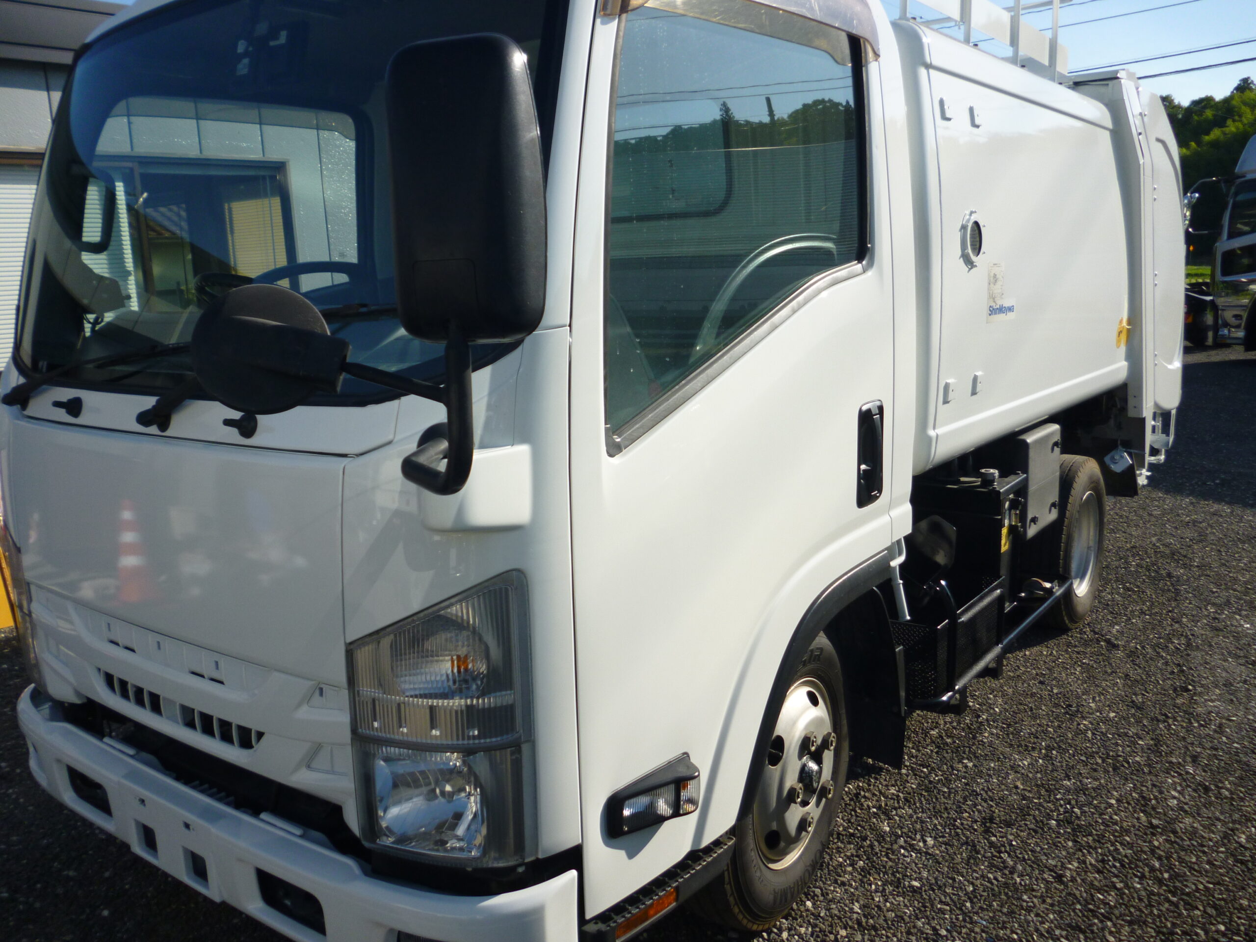 いすゞエルフ2t回転板式塵芥車／新明和工業製
