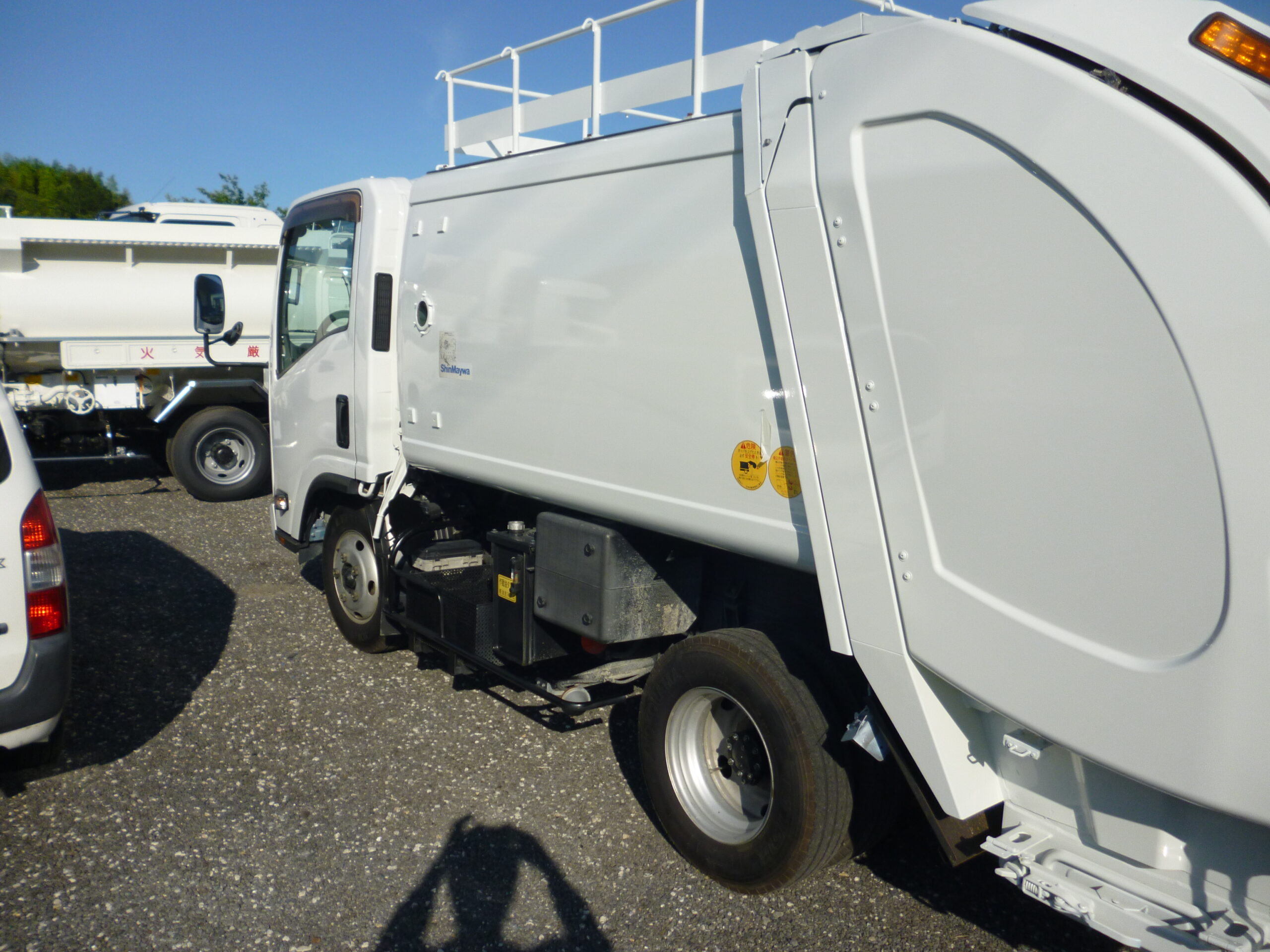 いすゞエルフ2t回転板式塵芥車／新明和工業製