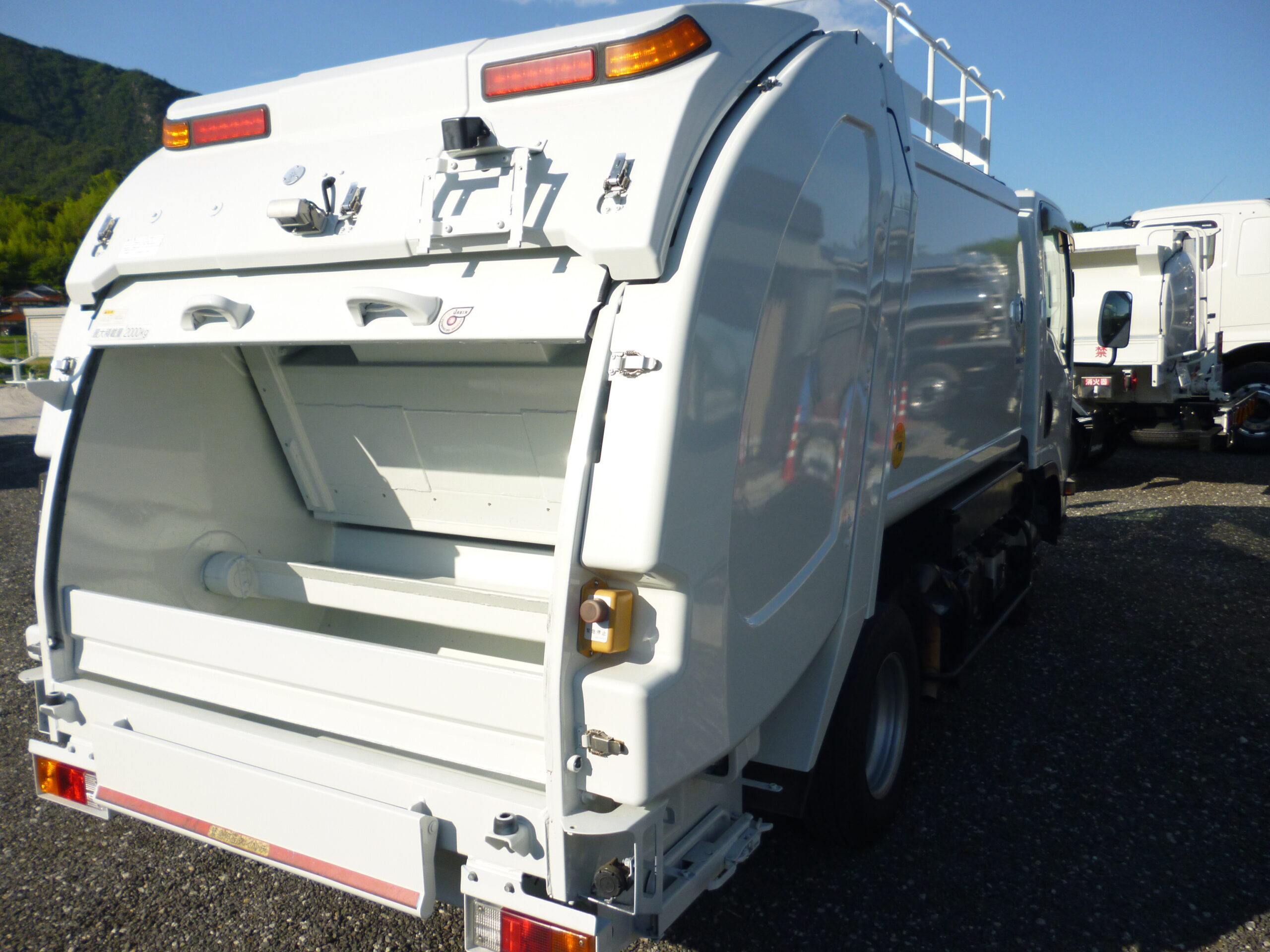 いすゞエルフ2t回転板式塵芥車／新明和工業製